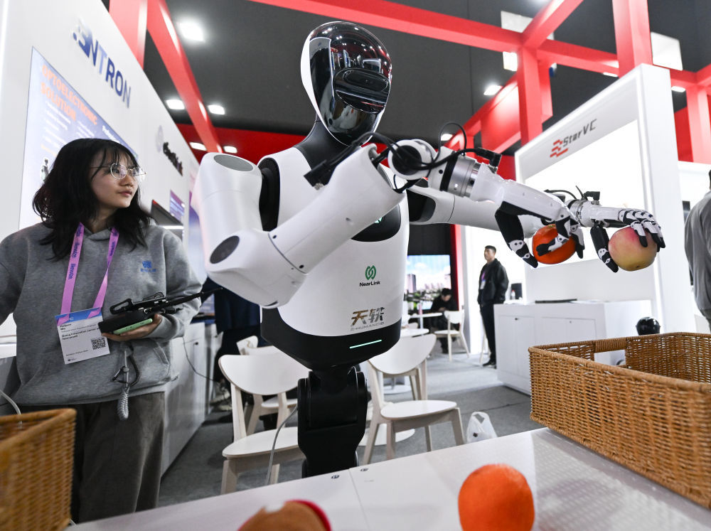 2026年3月3日，在西班牙巴塞罗那举办的世界移动通信大会上，北京人形机器人创新中心推出的人形机器人展示分拣功能。新华社记者程敏摄