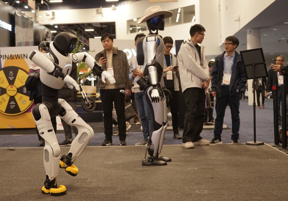 2026年1月8日，在美国拉斯维加斯消费电子展上，人们参观智元展区的机器人。新华社发（曾慧摄）